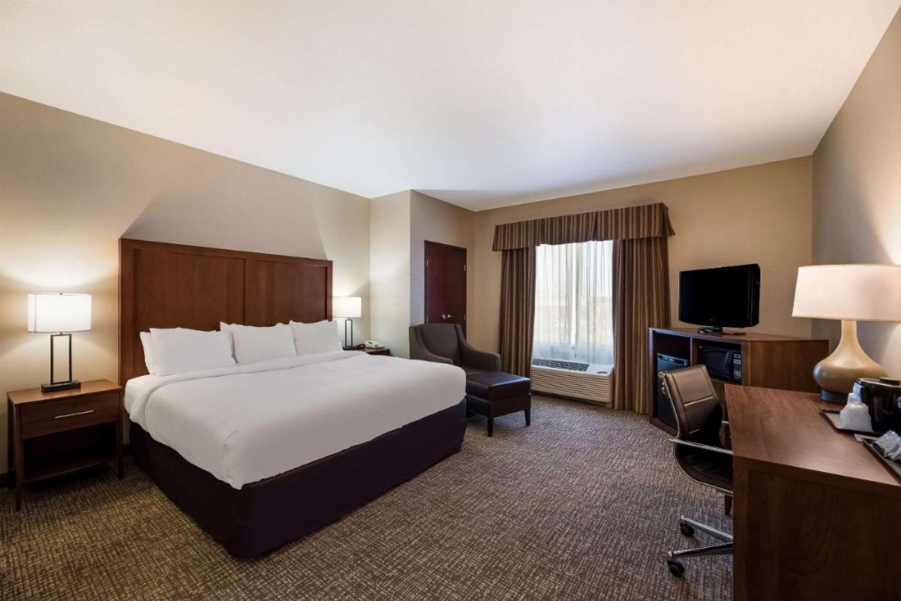 Comfort Inn And Suites Image 10