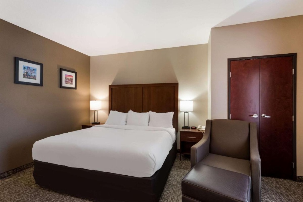 Comfort Inn And Suites Image 11